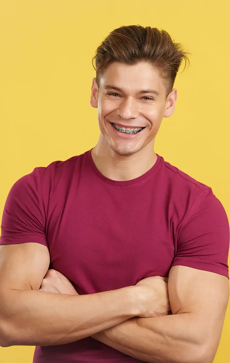 un adollescent avec des bagues après avoir vu Dr Alomrachli