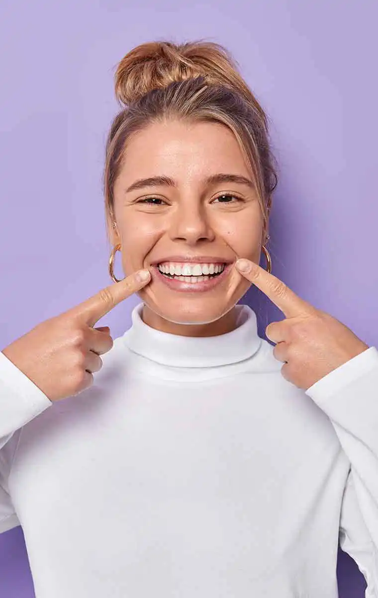 Jeune adulte avec des dents alignées suite à une prestation d'orthodontie à Lyon